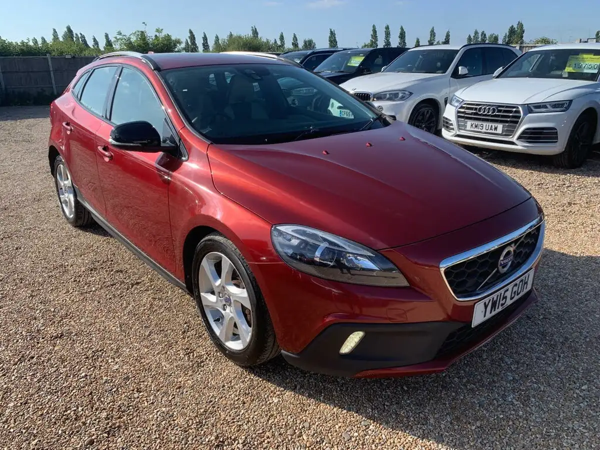 2015-volvo-v40-20td-d2-cross-country-lux-nav-geartronic-big-0