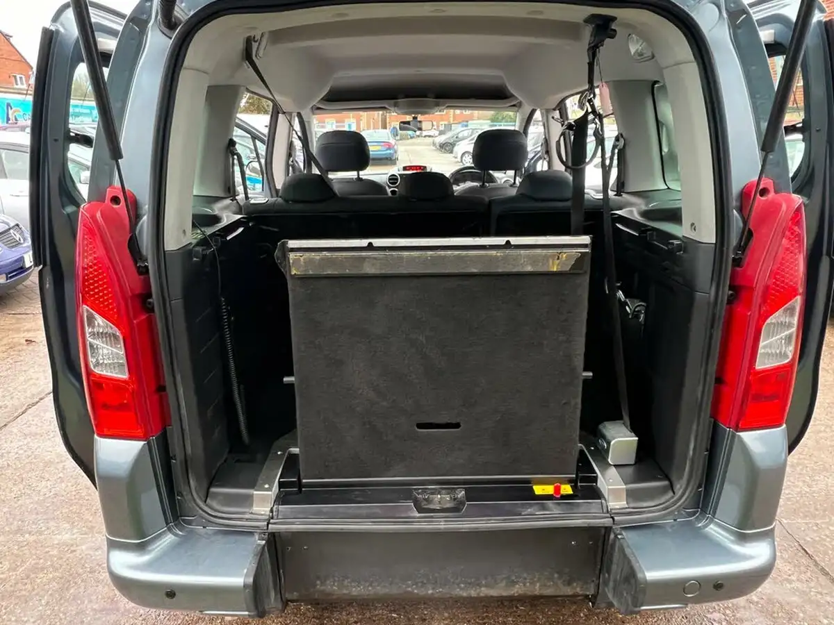 2012-peugeot-partner-16td-tepee-s-92-big-30