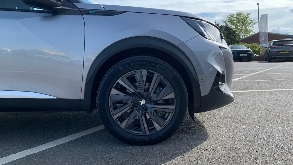2022-peugeot-2008-suv-e-gt-premium-big-16