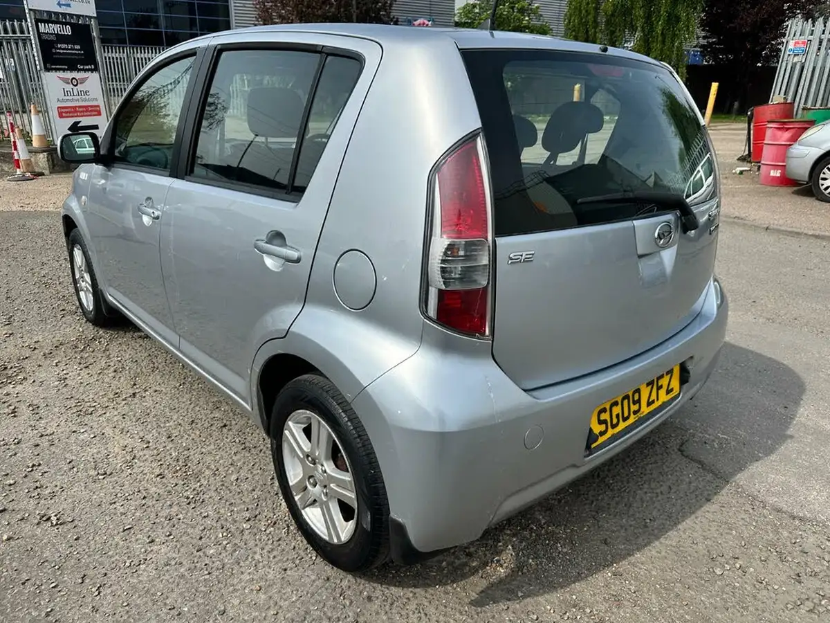 2009-daihatsu-sirion-13-se-big-28