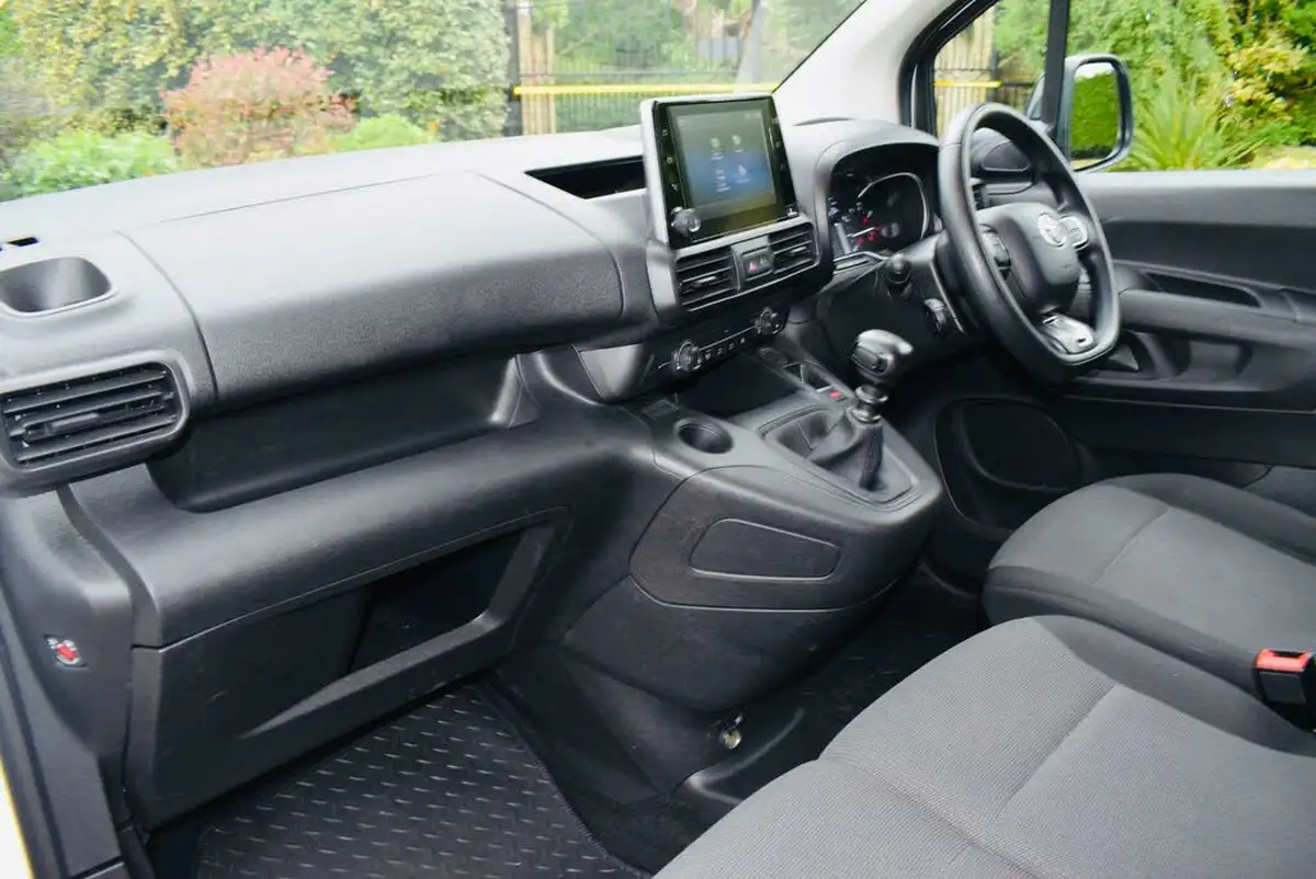 2022-toyota-proace-city-15d-icon-l2-big-12