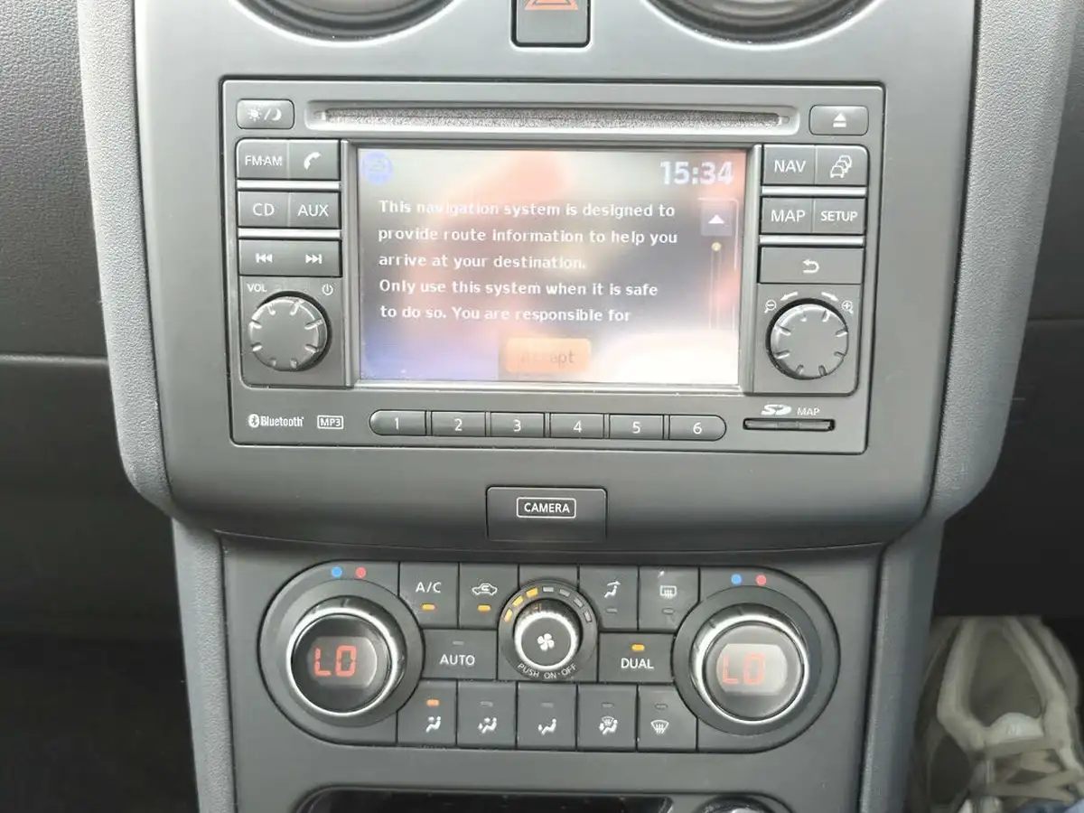 2013-nissan-qashqai-15td-360-big-31