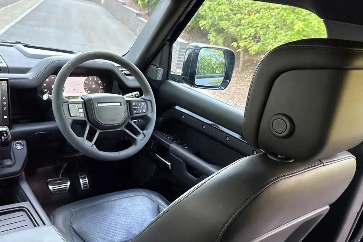 2022-land-rover-110-defender-50-p525-v8-big-40