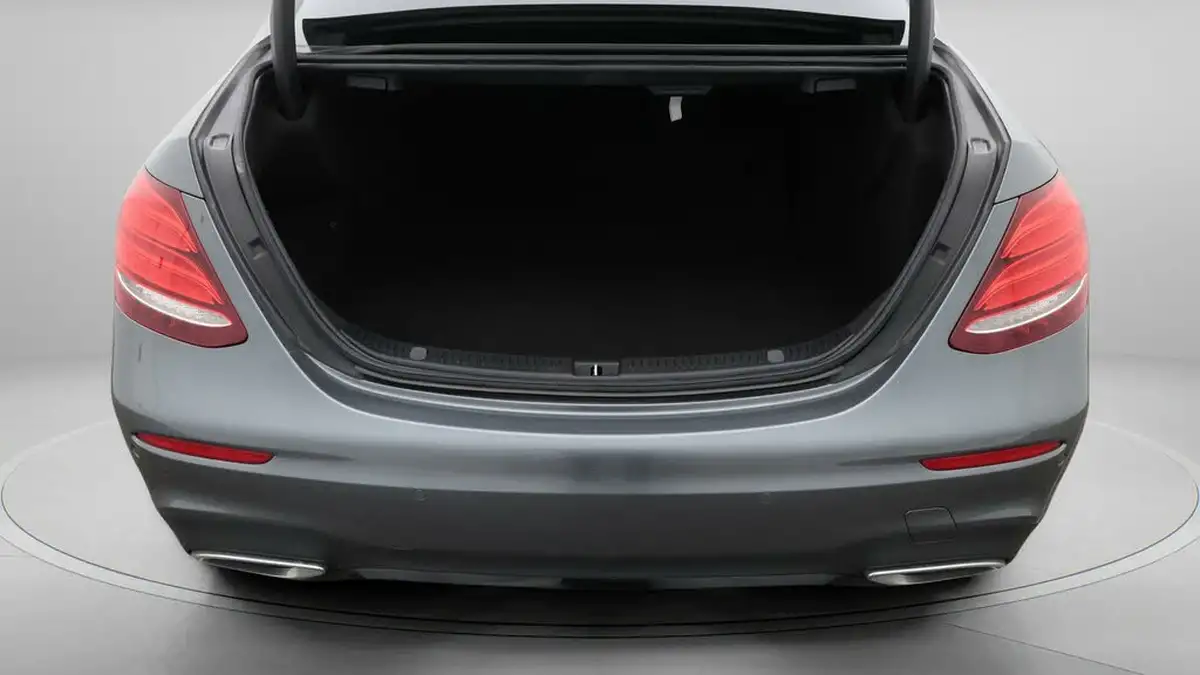 2020-mercedes-benz-e-class-20d-e300d-amg-line-edition-premium-plus-saloon-4d-big-17