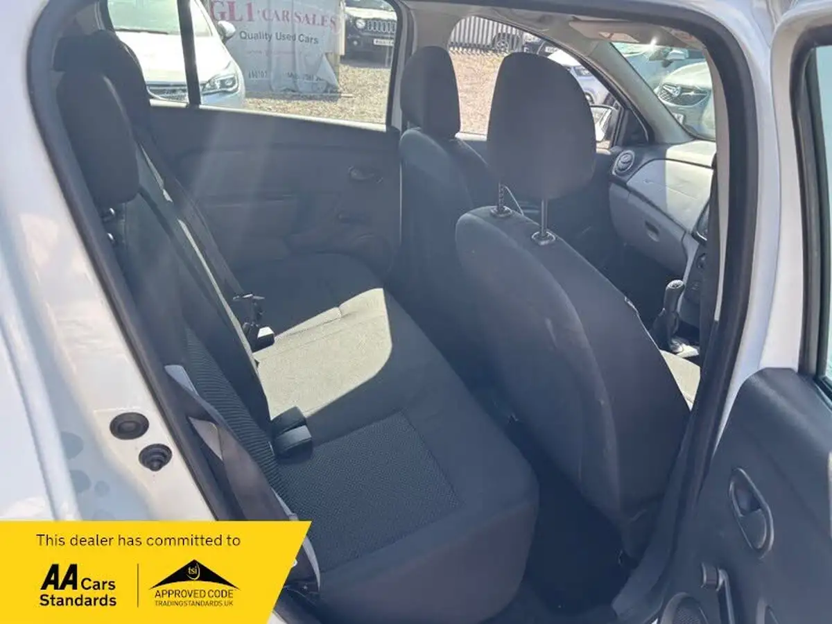 2014-dacia-sandero-12-ambiance-big-15