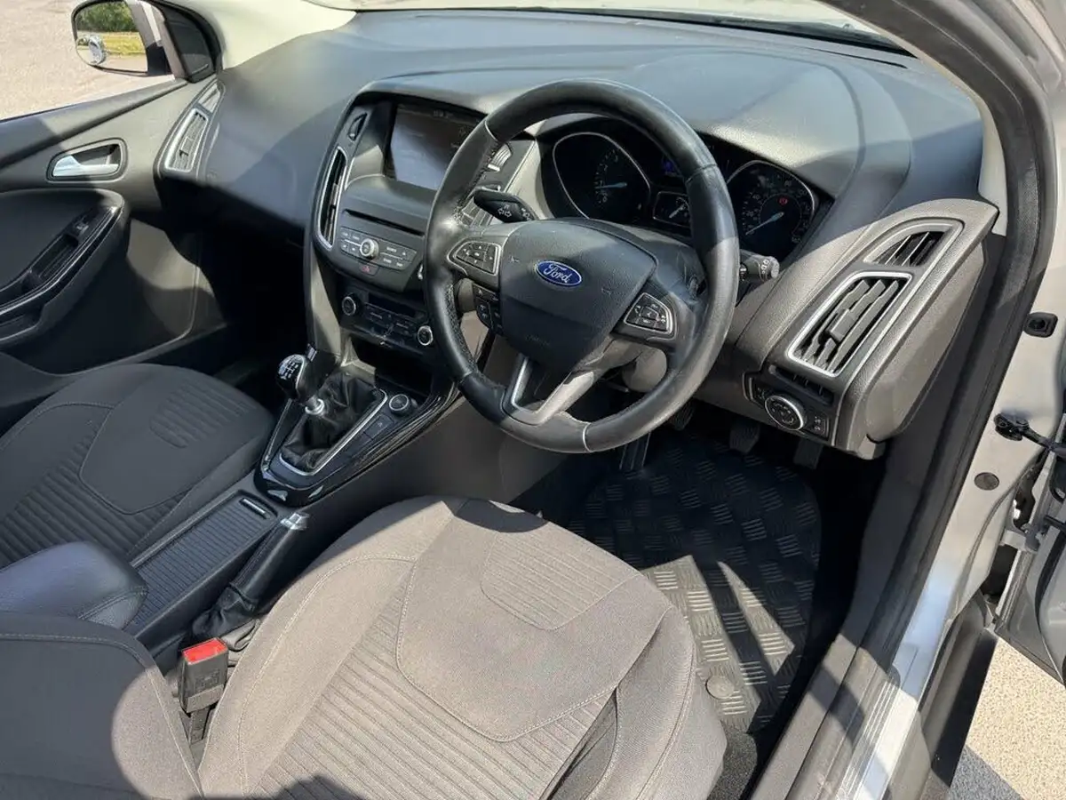 2015-ford-focus-10-titanium-t-125ps-hatchback-big-10