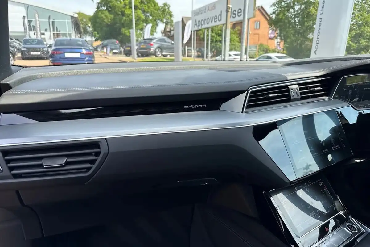 2023-audi-e-tron-55e-black-edition-sportback-big-19