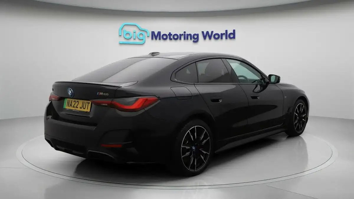 2022-bmw-i4-e-m50-big-7