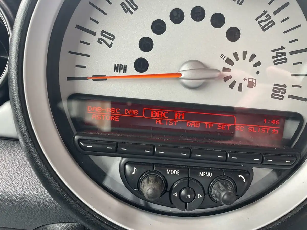 2010-mini-cooper-16-one-98bhp-convertible-2d-big-17