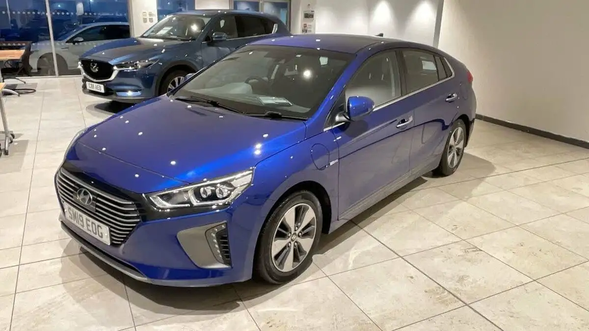 2019-hyundai-ioniq-16-gdi-premium-se-plug-in-hybrid-big-3
