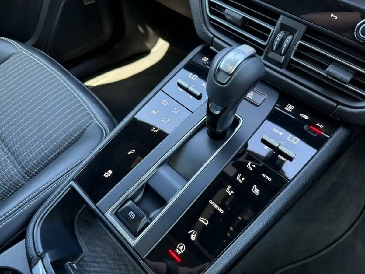 2022-porsche-macan-20-big-26
