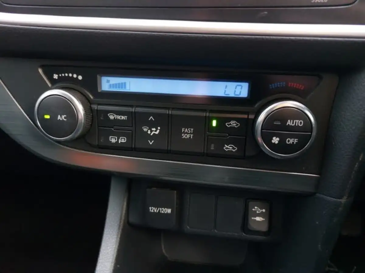 2013-toyota-auris-16-icon-hatchback-big-14