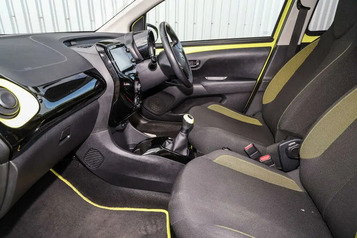 2016-toyota-aygo-10-vvt-i-x-cite-3-bi-tone-yellow-5d-big-9