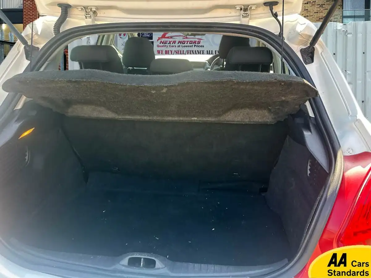 2013-peugeot-208-10-access-5d-big-14
