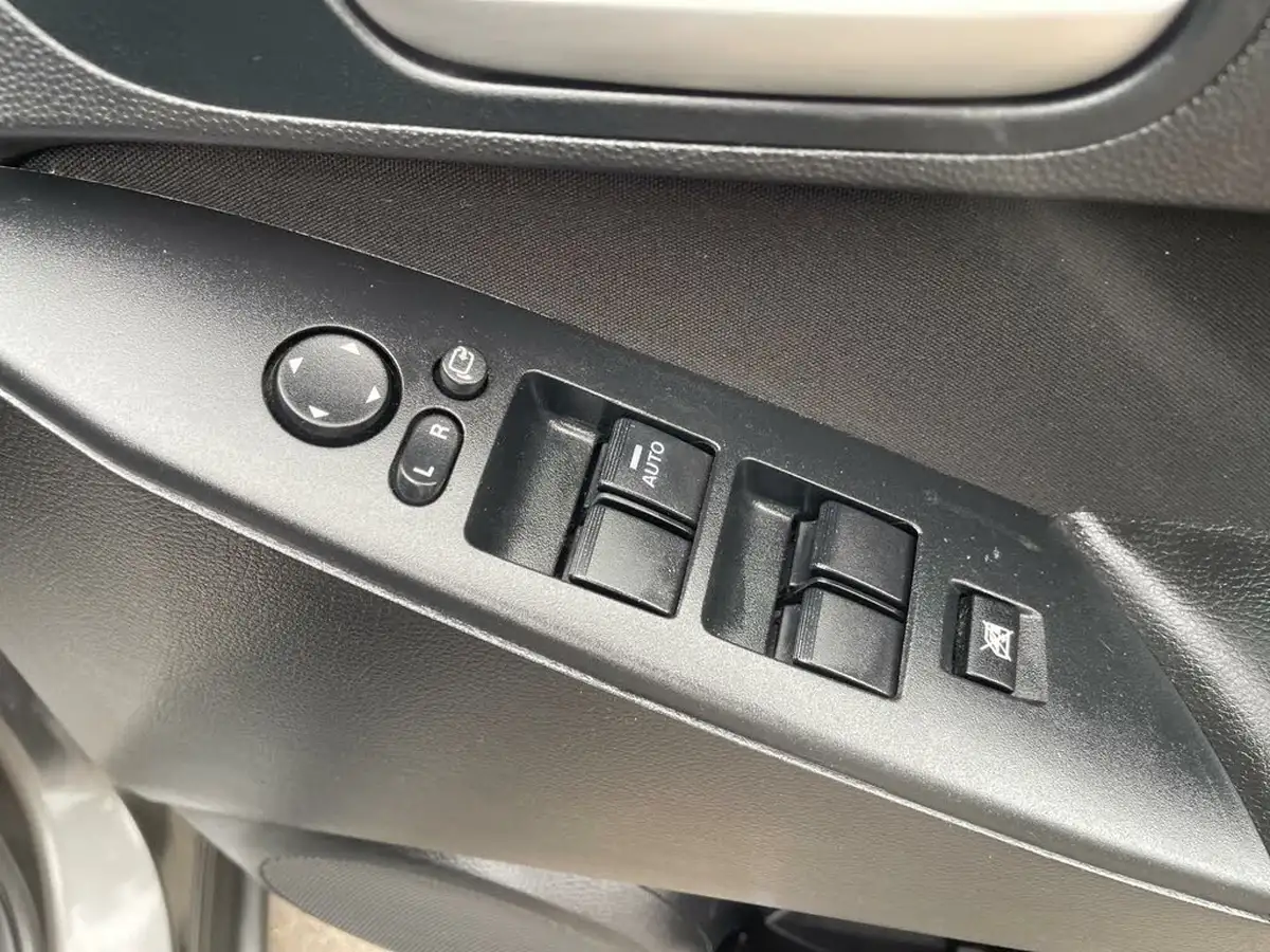 2010-mazda-mazda3-20-ts2-big-20