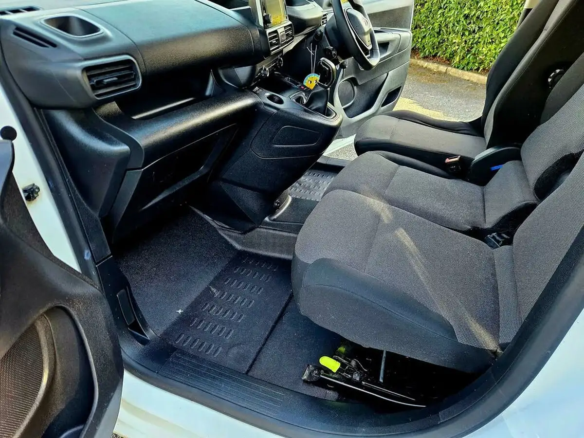 2020-peugeot-partner-15-bluehdi-1000-professional-100ps-eu6dt-panel-big-23