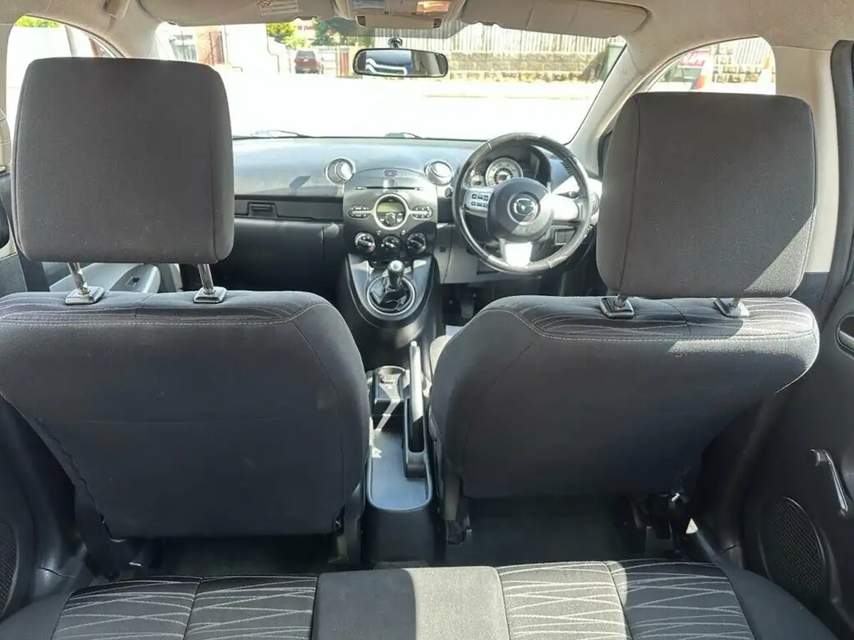 2010-mazda-mazda2-13-tamura-5d-big-10