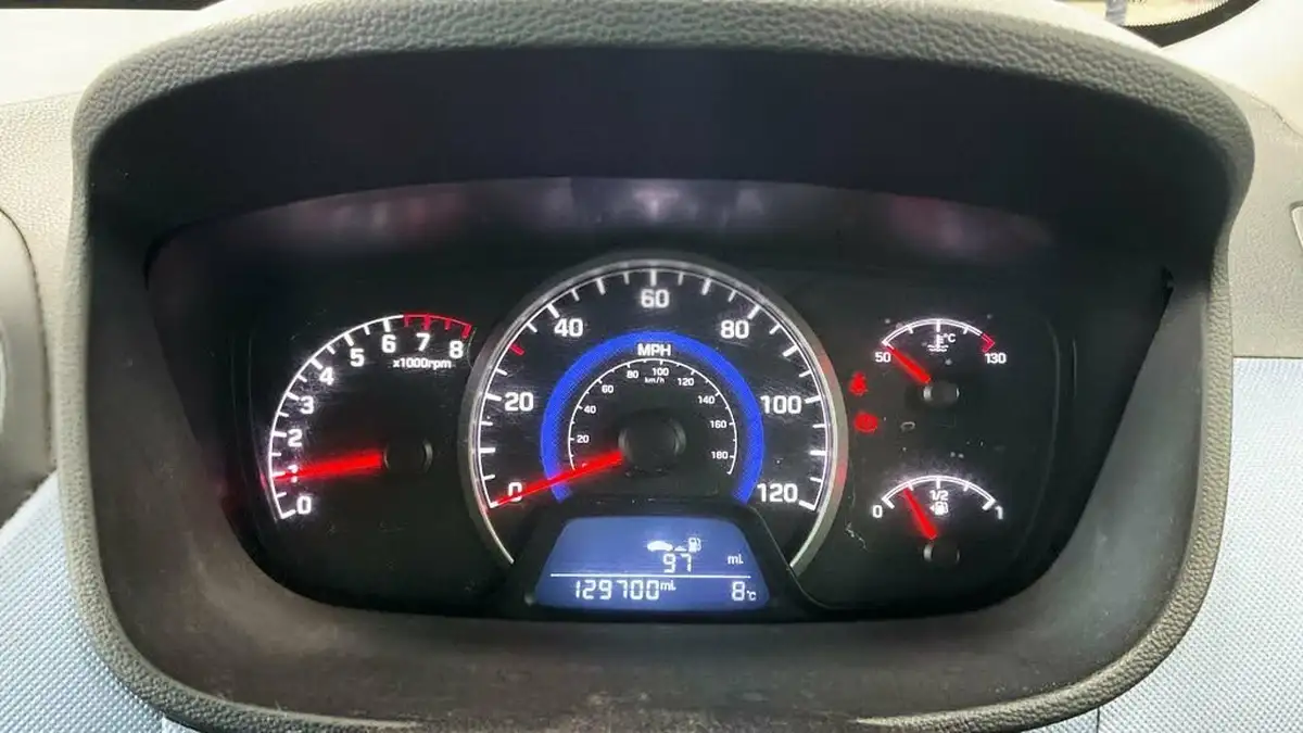 2015-hyundai-i10-12-premium-big-10