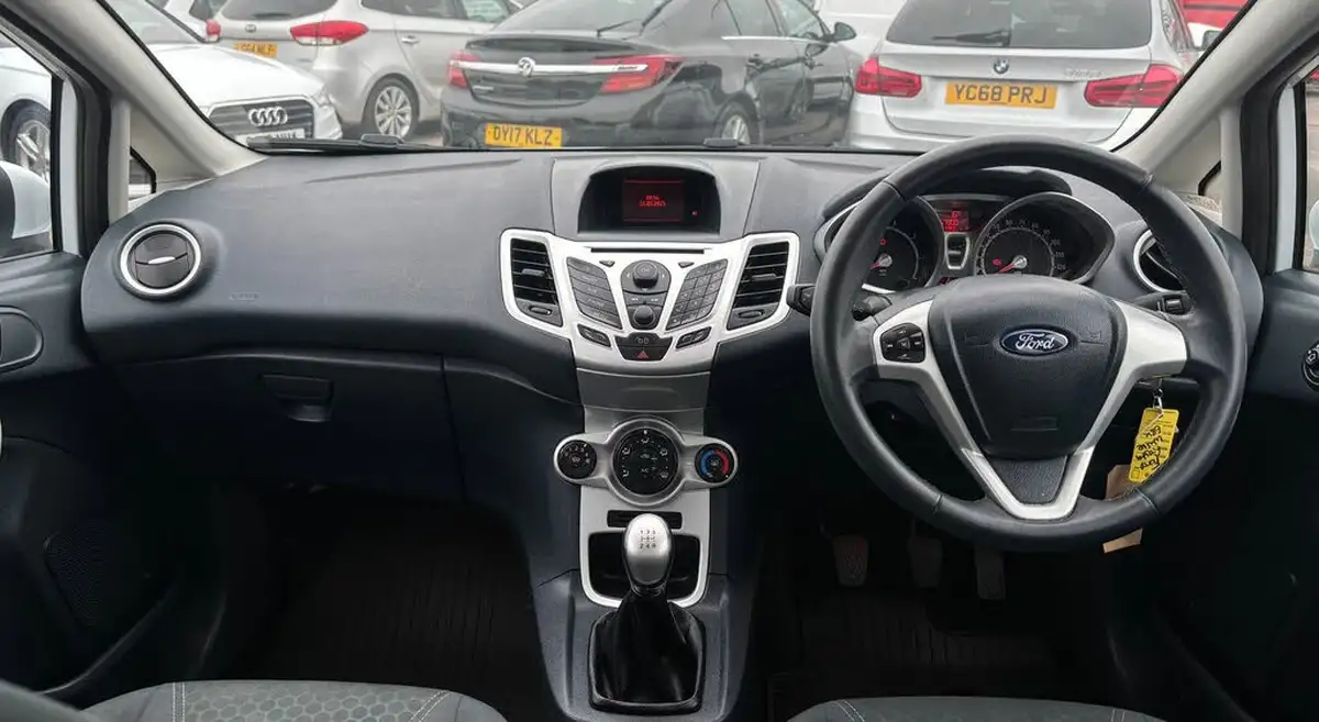 2012-ford-fiesta-125-zetec-5d-big-5