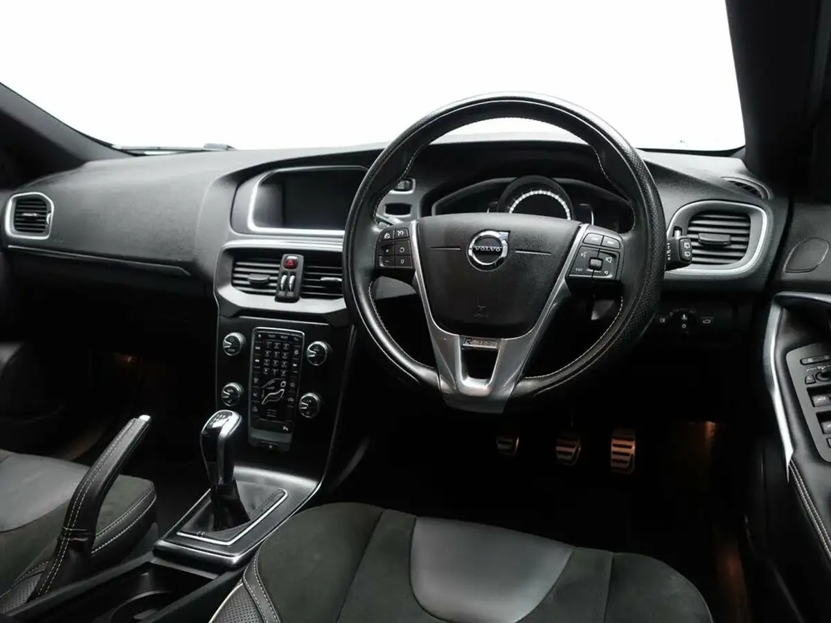 2018-volvo-v40-20-t3-r-design-nav-plus-big-17