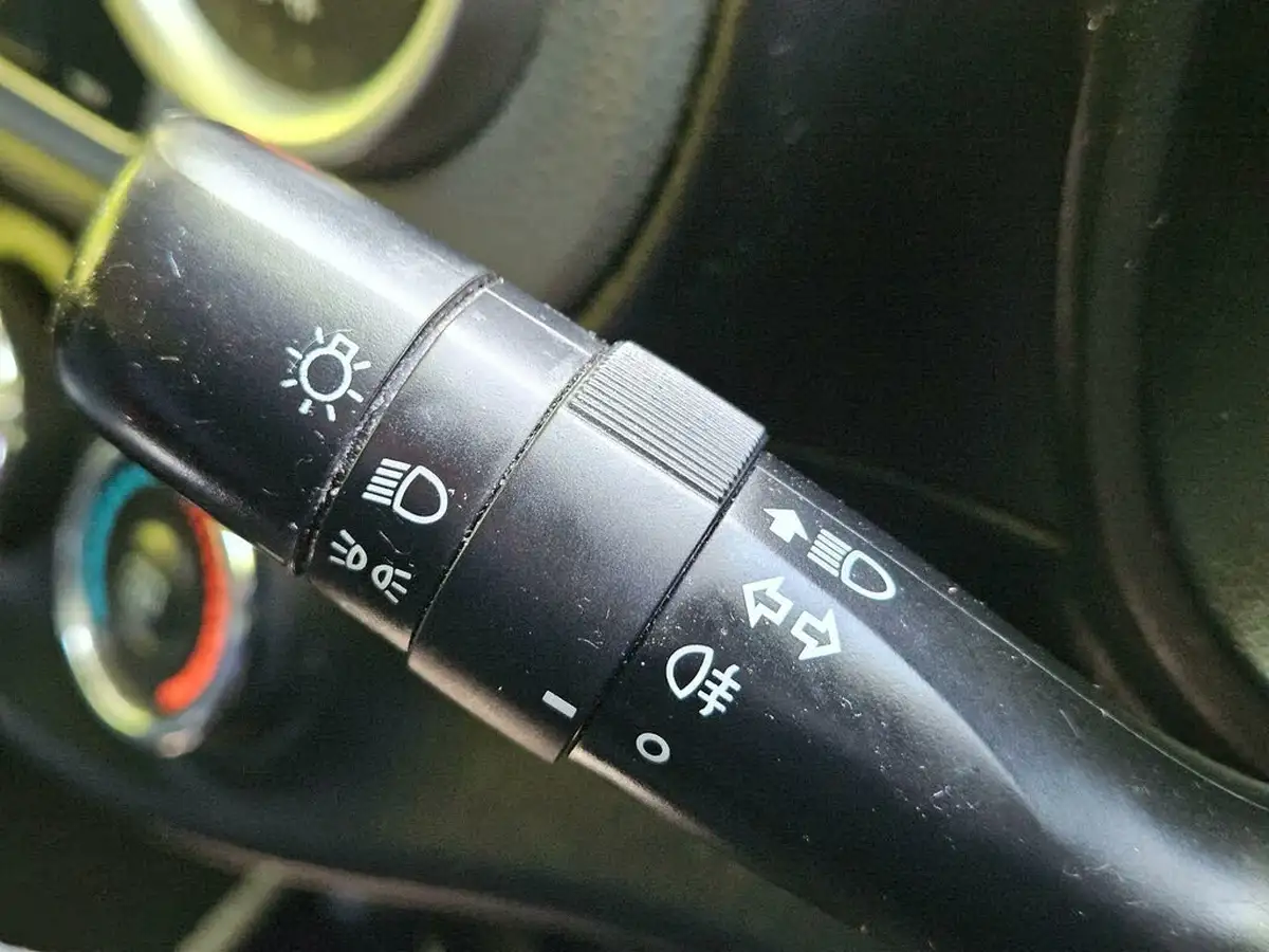 2012-toyota-yaris-133-tr-vvt-i-5d-big-11