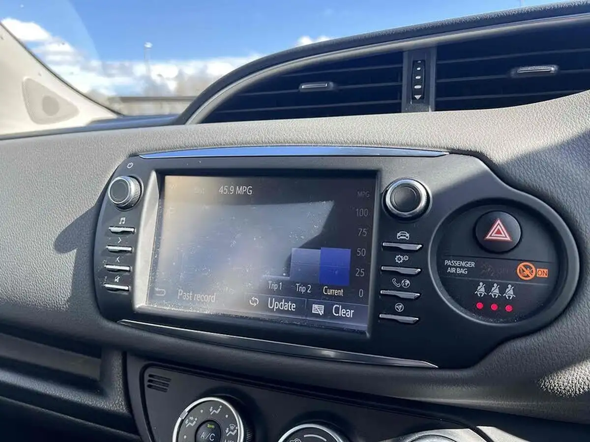 2019-toyota-yaris-15-vvt-i-icon-tech-111bhp-1496cc-big-25