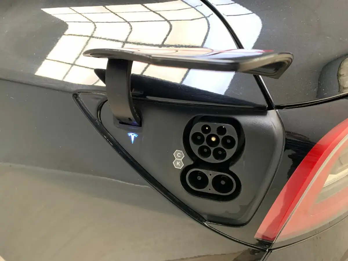 2022-tesla-model-3-e-performance-big-38