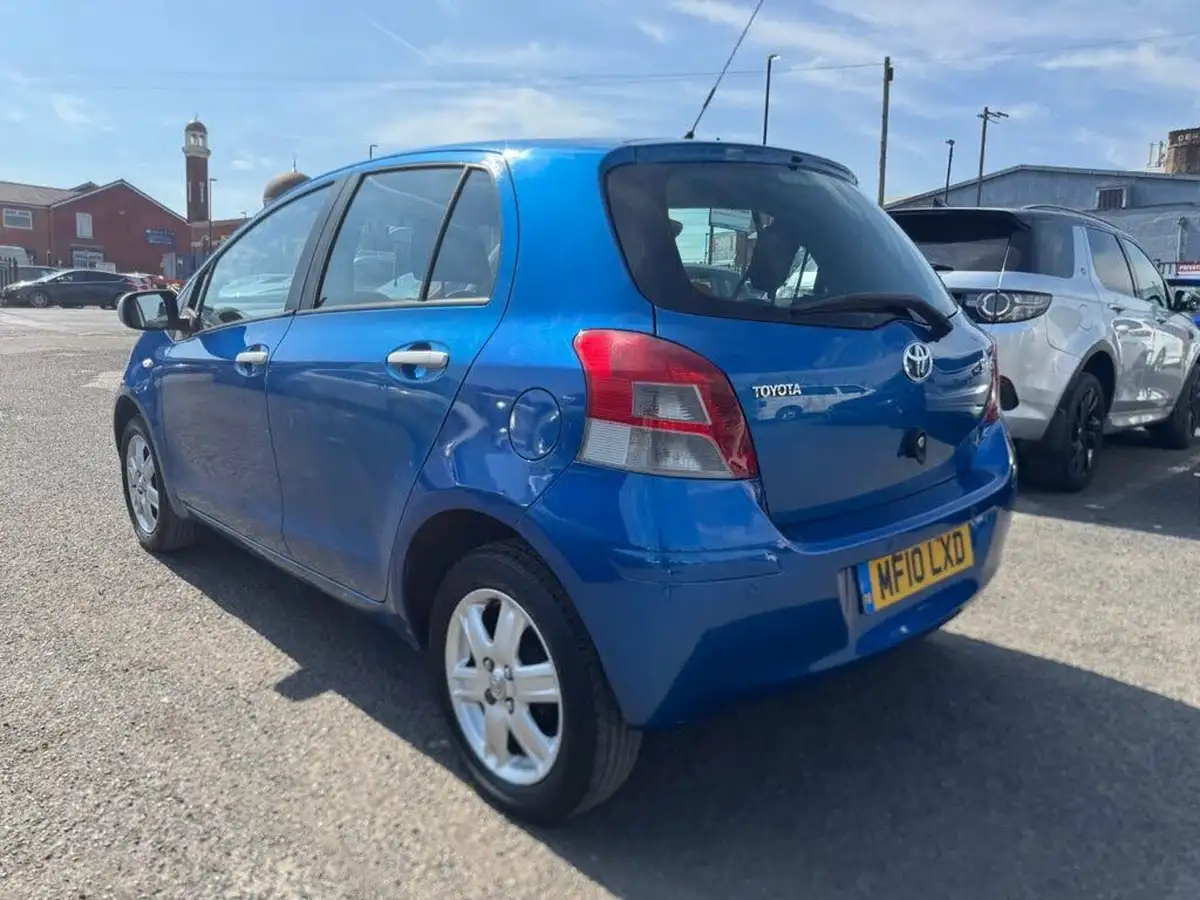 2010-toyota-yaris-10-tr-5d-big-12