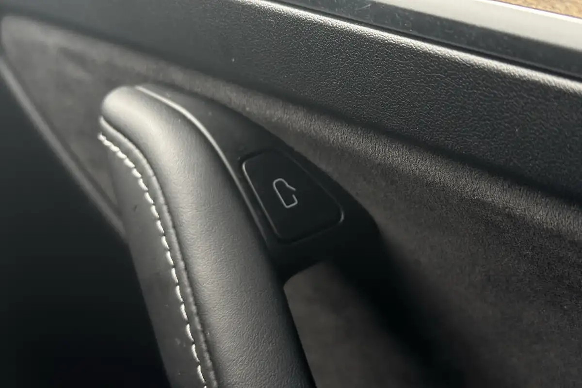 2022-tesla-model-y-e-long-range-big-21