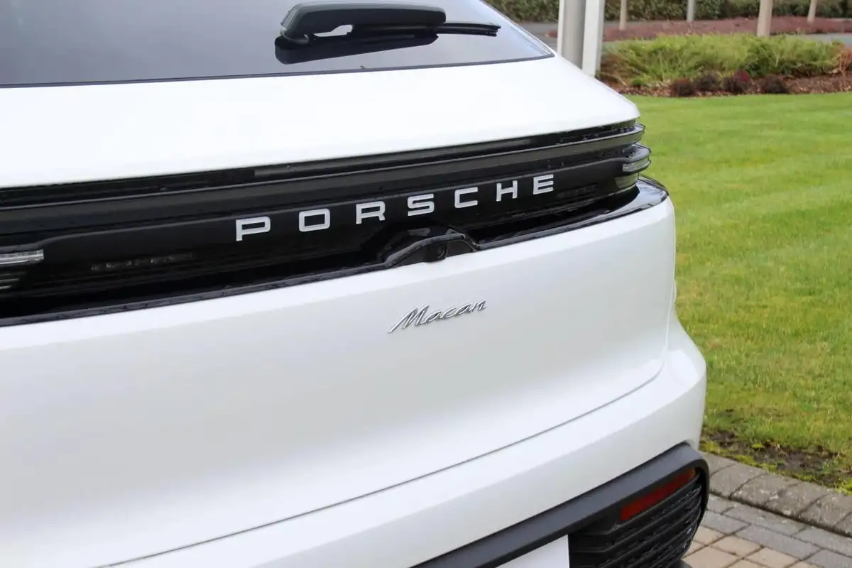 2025-porsche-macan-e-electric-big-22