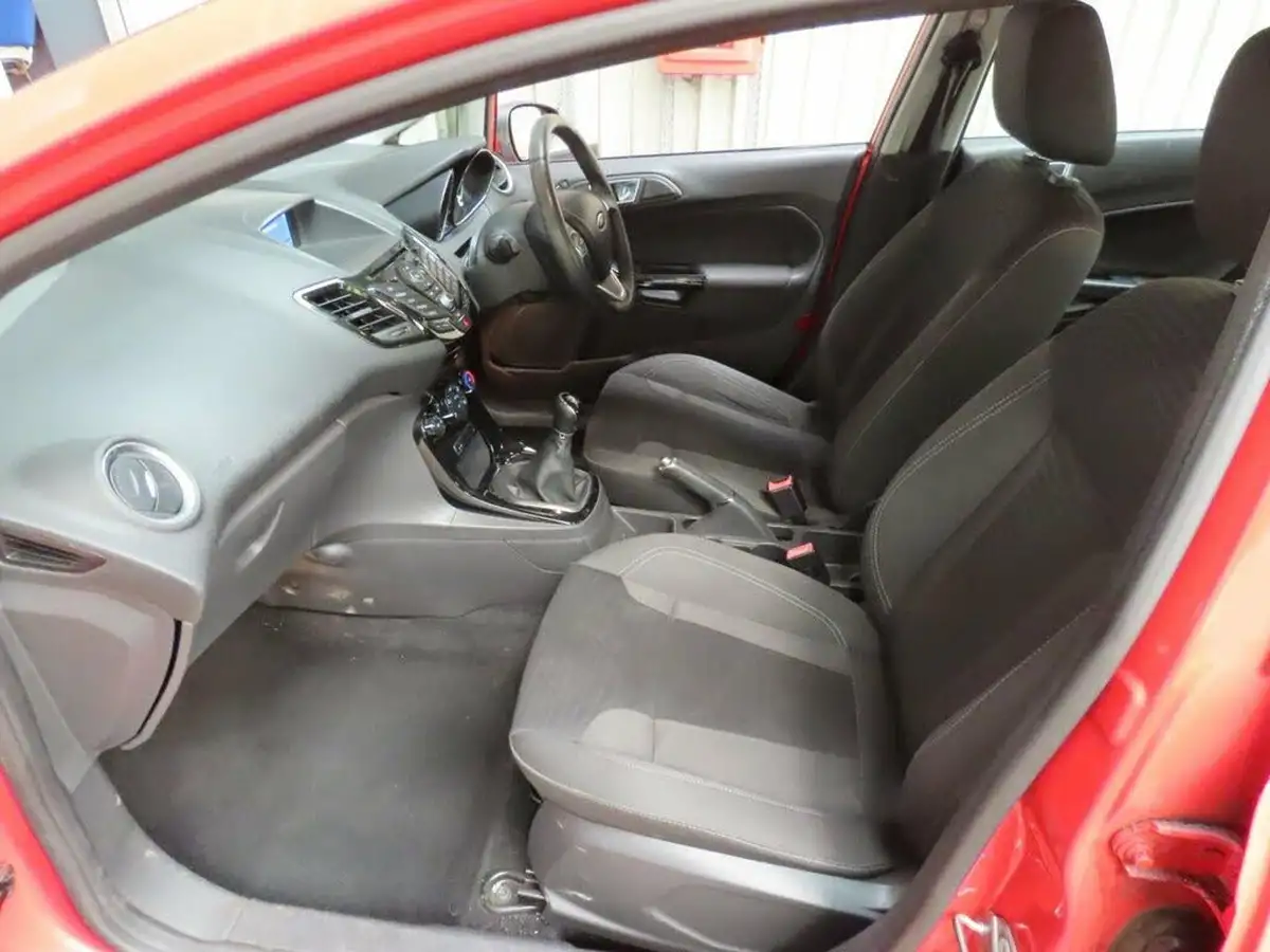 2015-ford-fiesta-10t-zetec-100ps-ecoboost-ss-5d-big-10
