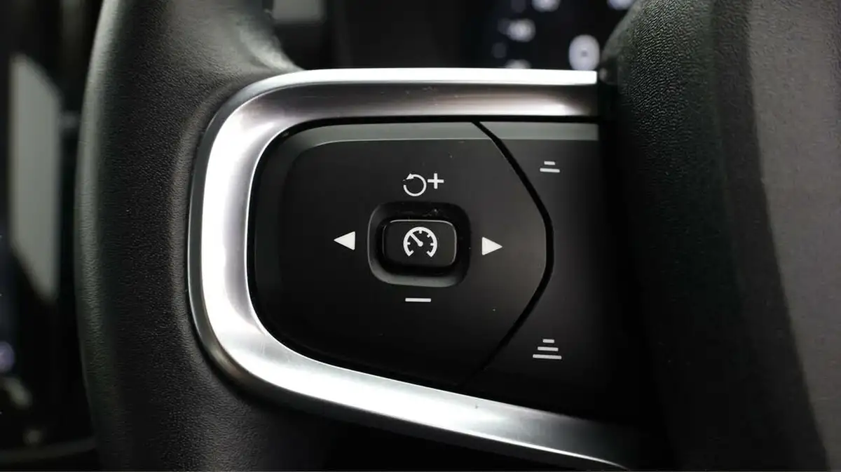 2020-volvo-xc40-20td-d3-momentum-geartronic-big-21