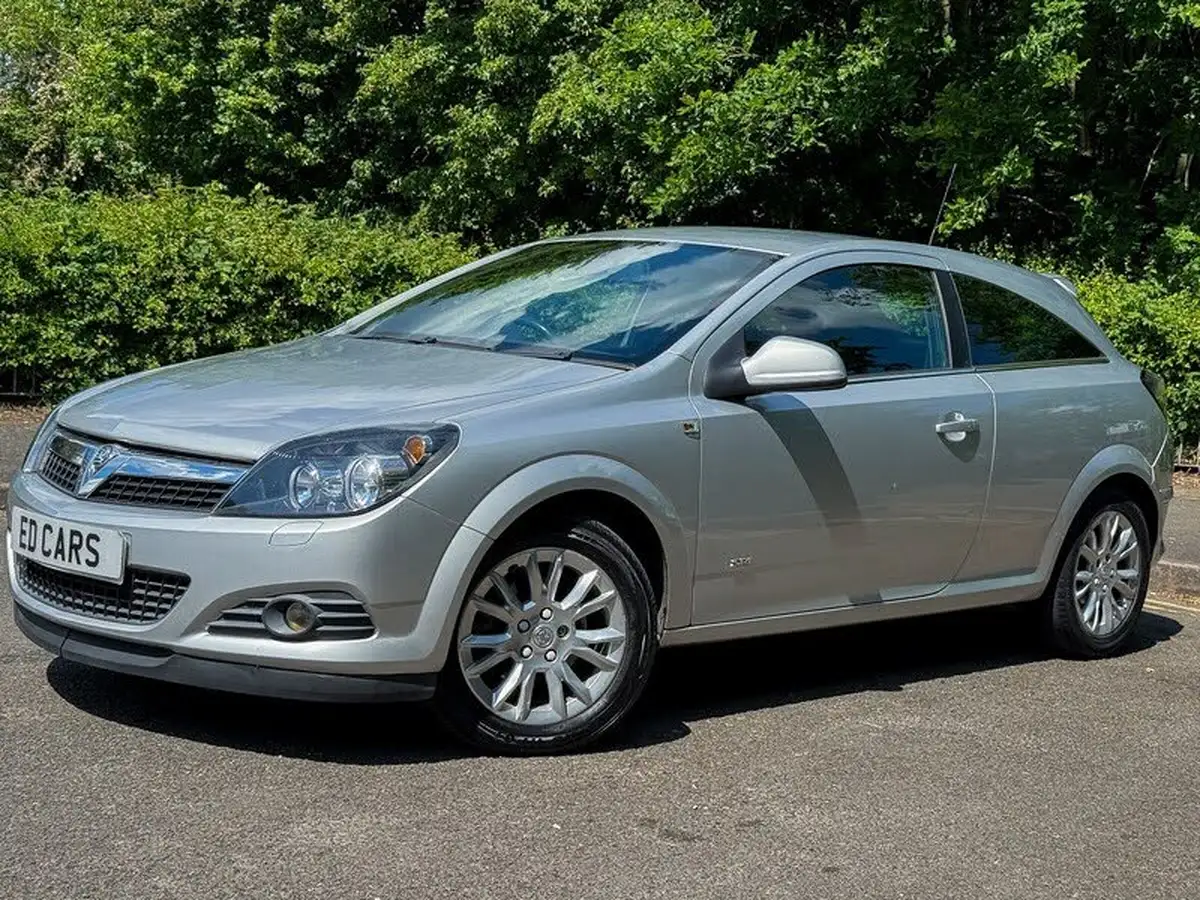 2011-vauxhall-astra-16-sri-16v-vvt-sport-hatch-3d-big-3