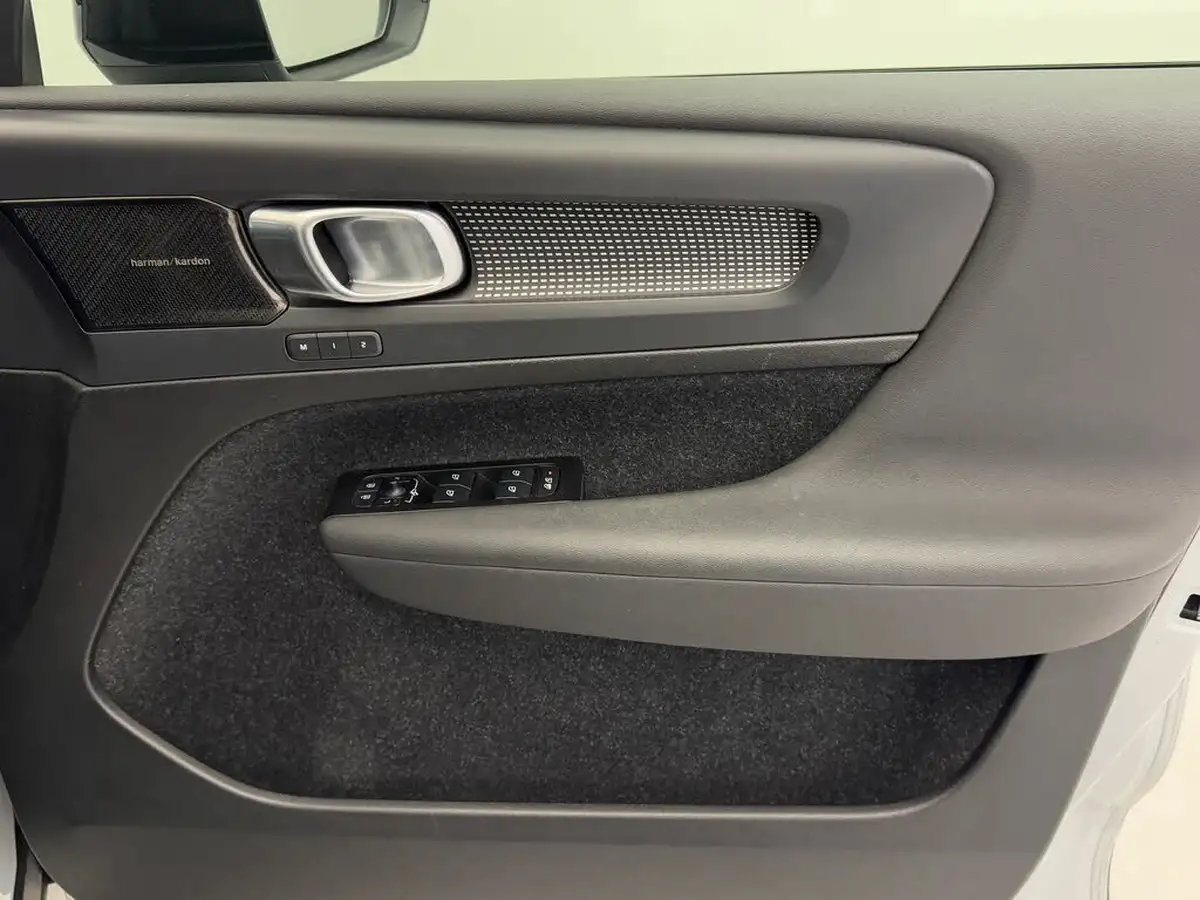 2021-volvo-xc40-e-p8-first-edition-big-15