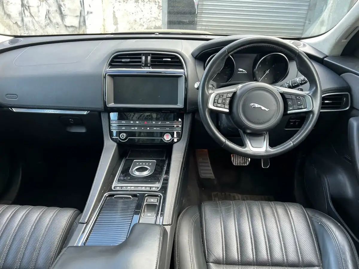 2019-jaguar-f-pace-20-i4d-portfolio-180ps-ss-auto-big-10