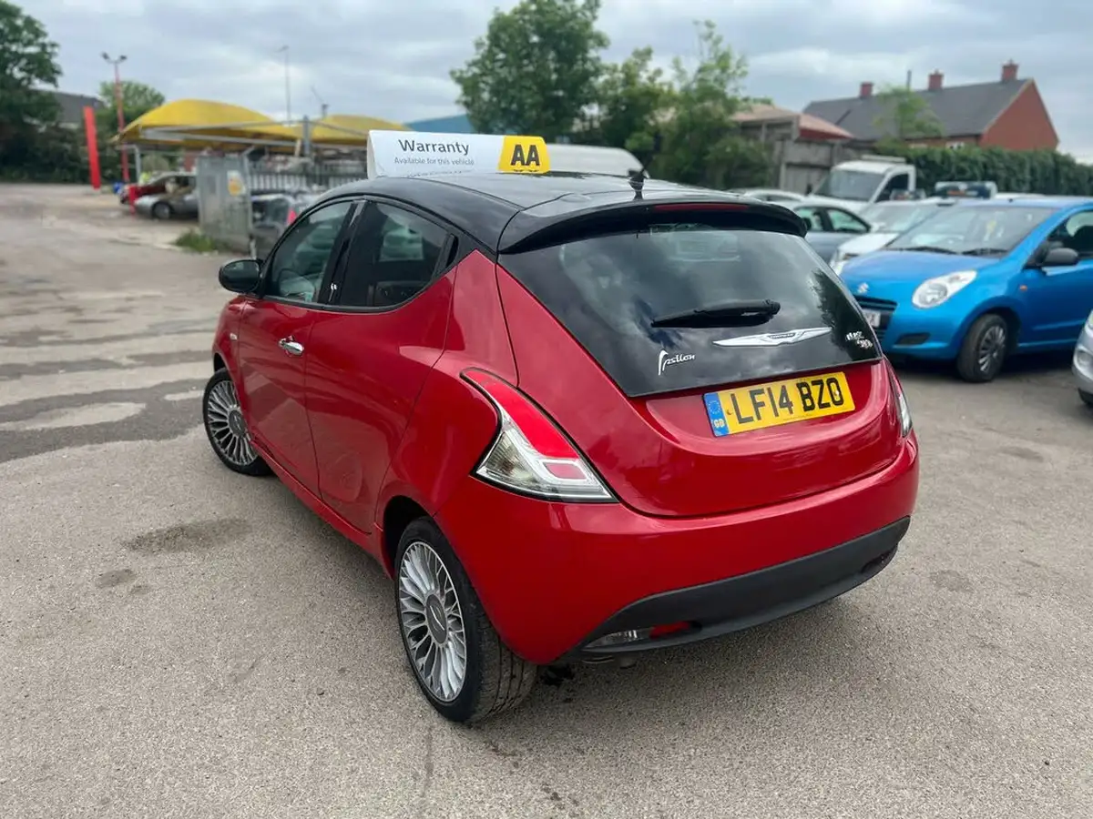 2014-chrysler-ypsilon-12-blackred-big-5