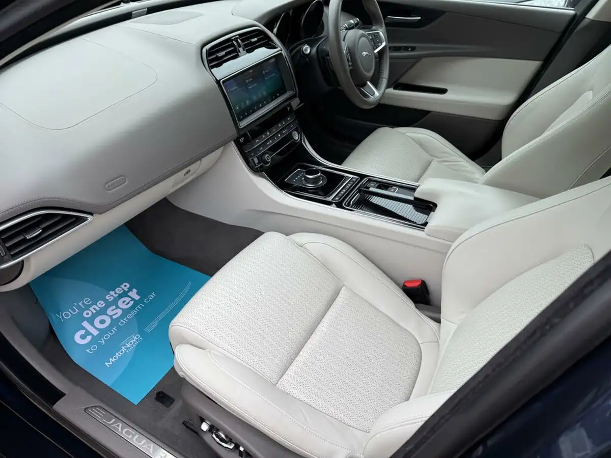 2019-jaguar-xe-20i-portfolio-200ps-big-16