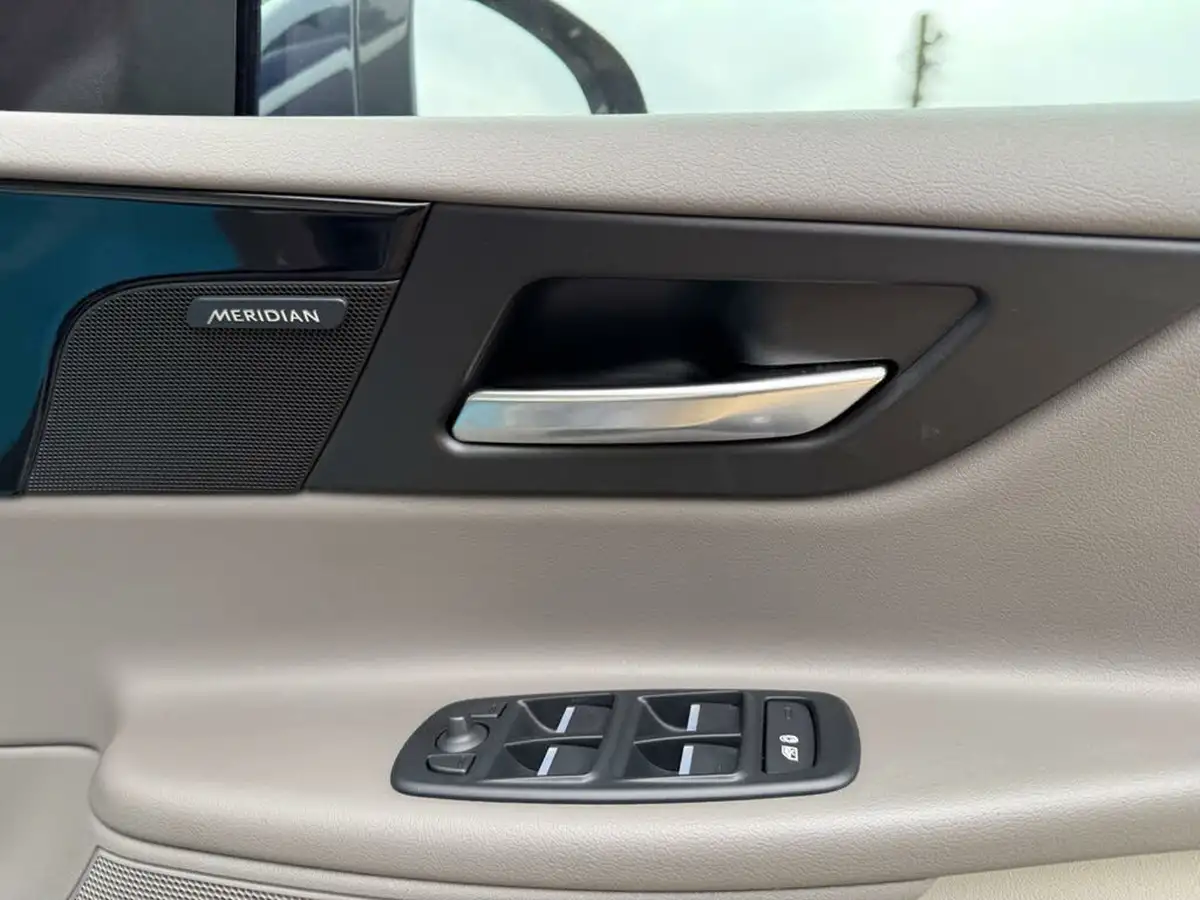 2019-jaguar-xe-20i-portfolio-200ps-big-40