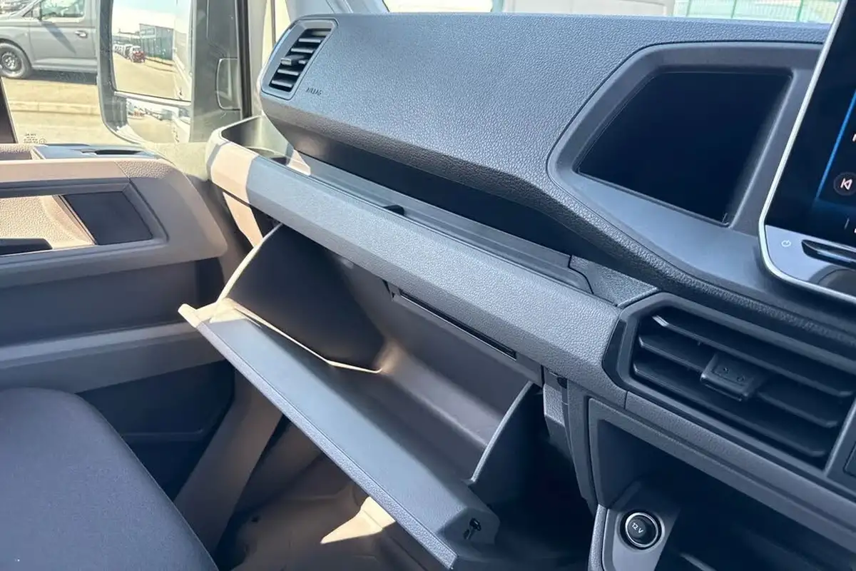 2024-volkswagen-crafter-20tdi-cr35-mwb-commerce-140pseu6d-panel-van-big-36