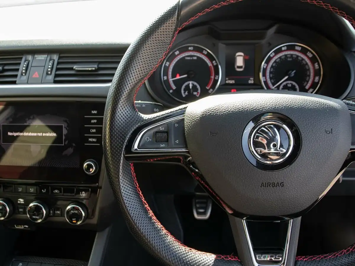 2019-skoda-octavia-20-tsi-vrs-estate-big-19