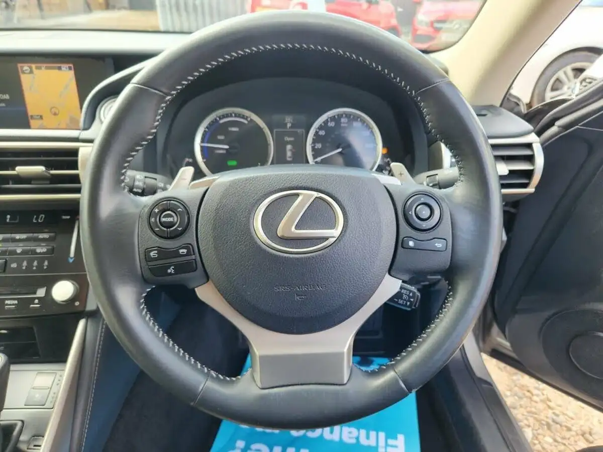 2014-lexus-is-300h-25-premier-big-15