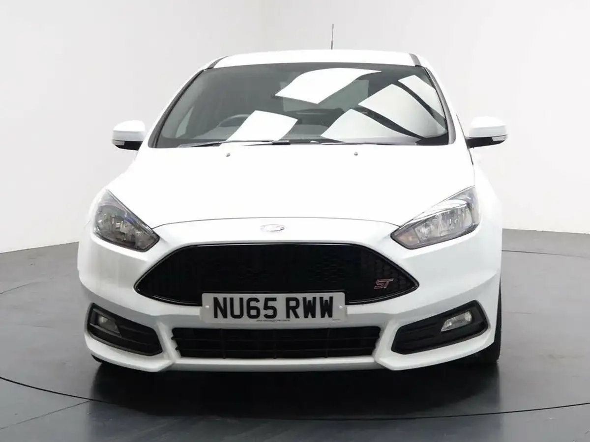 2015-ford-focus-20tdci-st2-hatchback-big-4