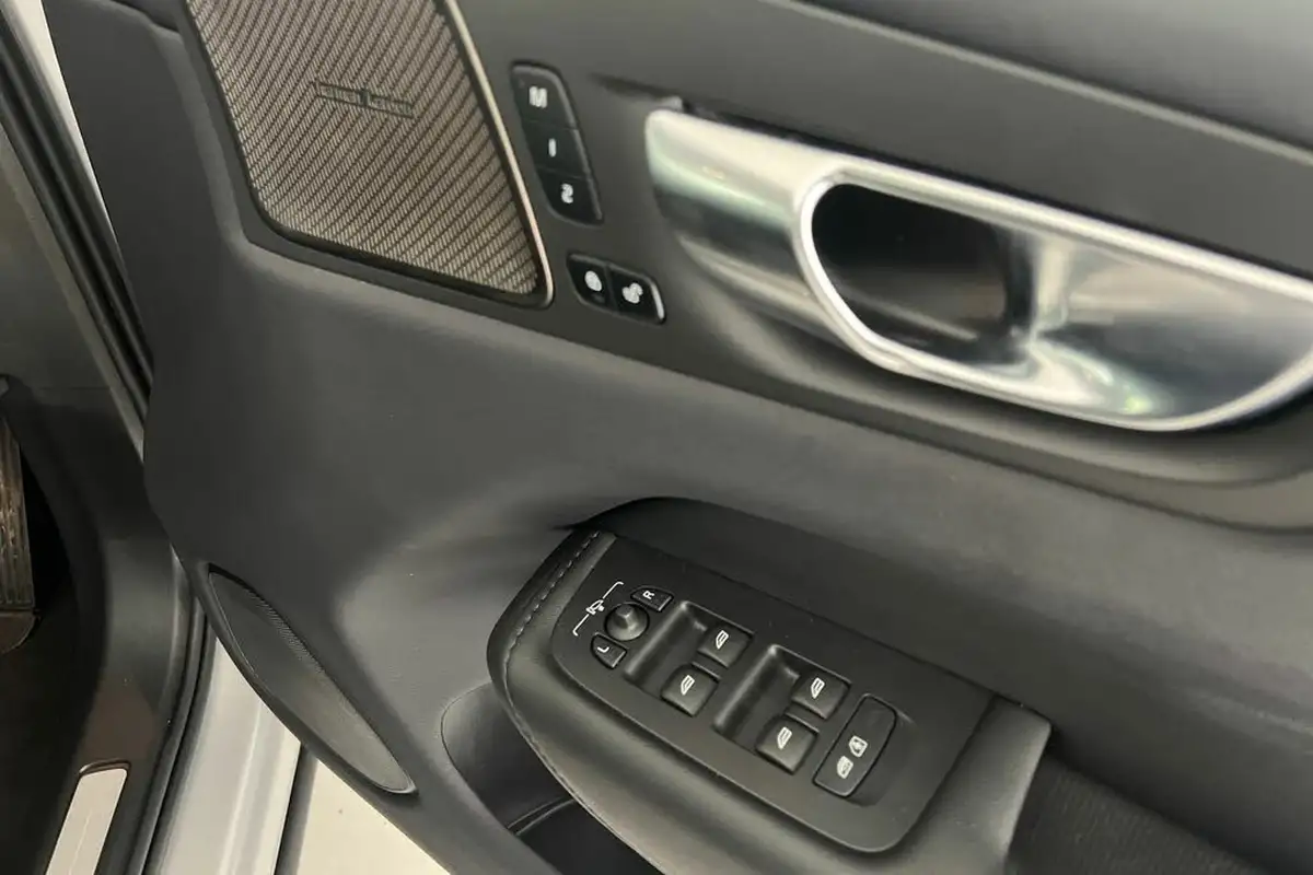 2024-volvo-xc60-20-b5-plus-big-22