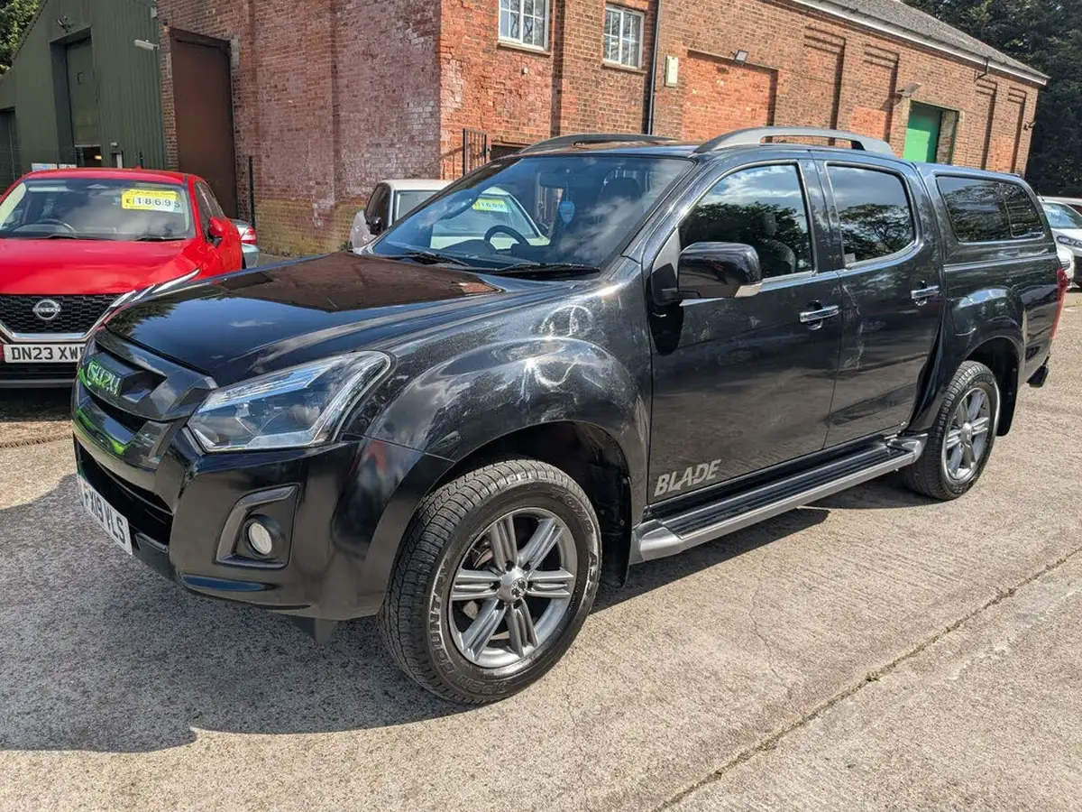 2019-isuzu-d-max-19td-blade-auto-big-5