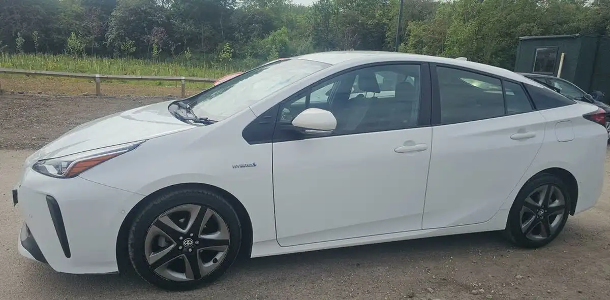 2019-toyota-prius-18-vvt-i-business-edition-plus-cvt-big-0