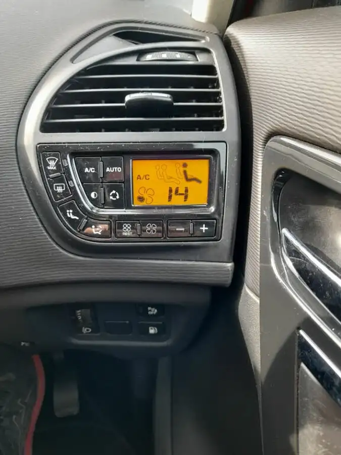 2013-citroen-c4-picasso-16hdi-platinum-big-20