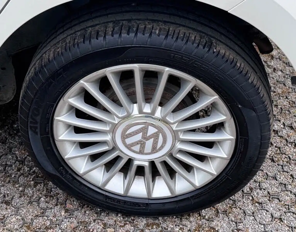 2012-volkswagen-up-10-high-up-5d-big-39