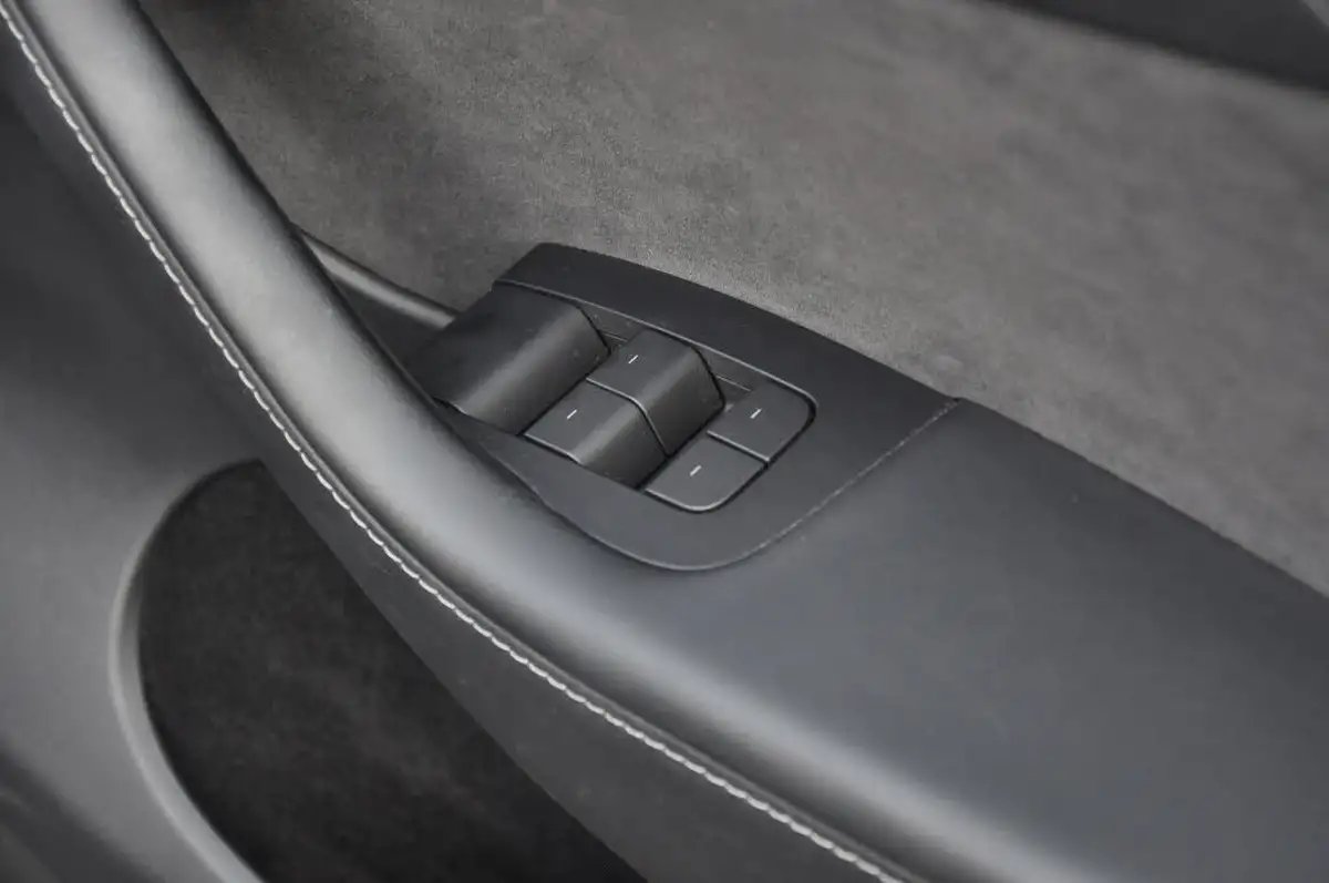 2022-tesla-model-y-e-long-range-big-44