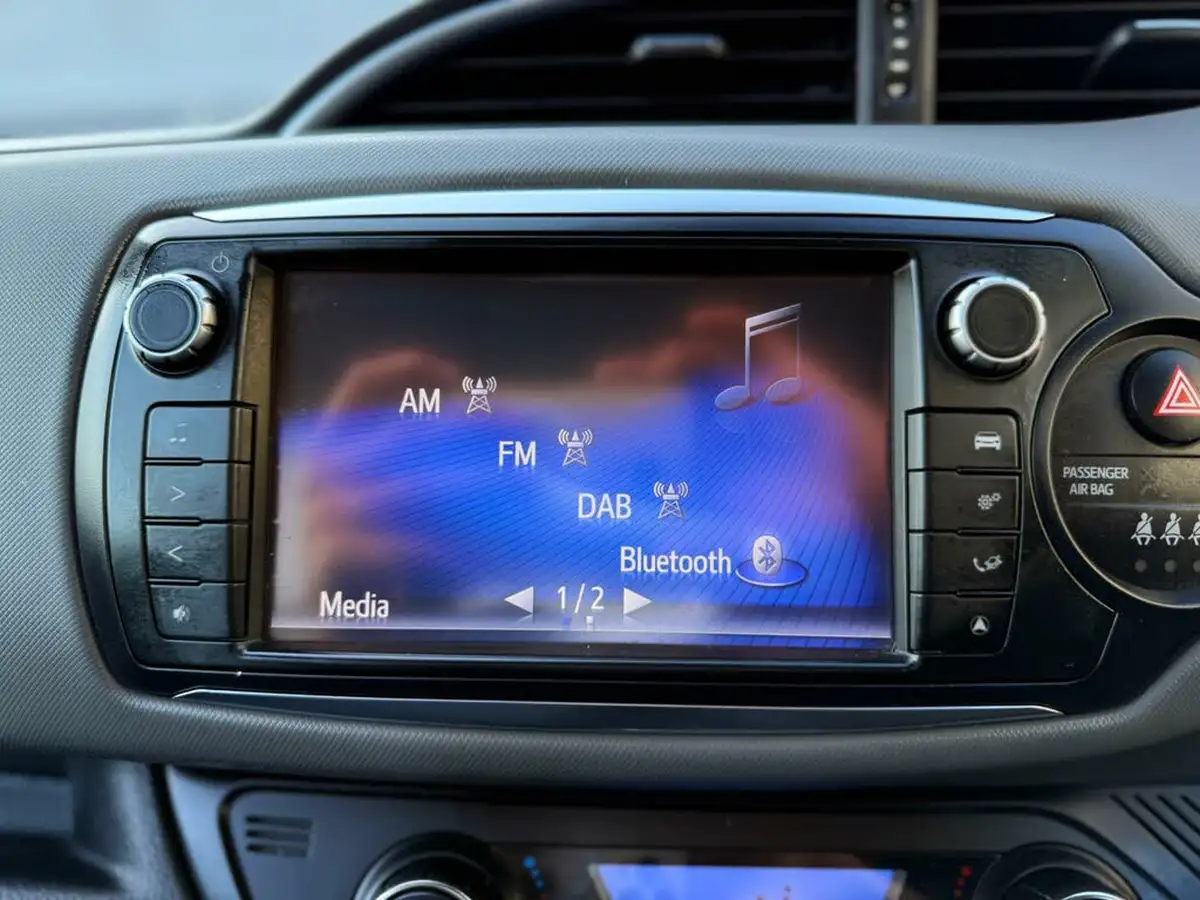 2016-toyota-yaris-15-vvt-i-design-hybrid-big-59