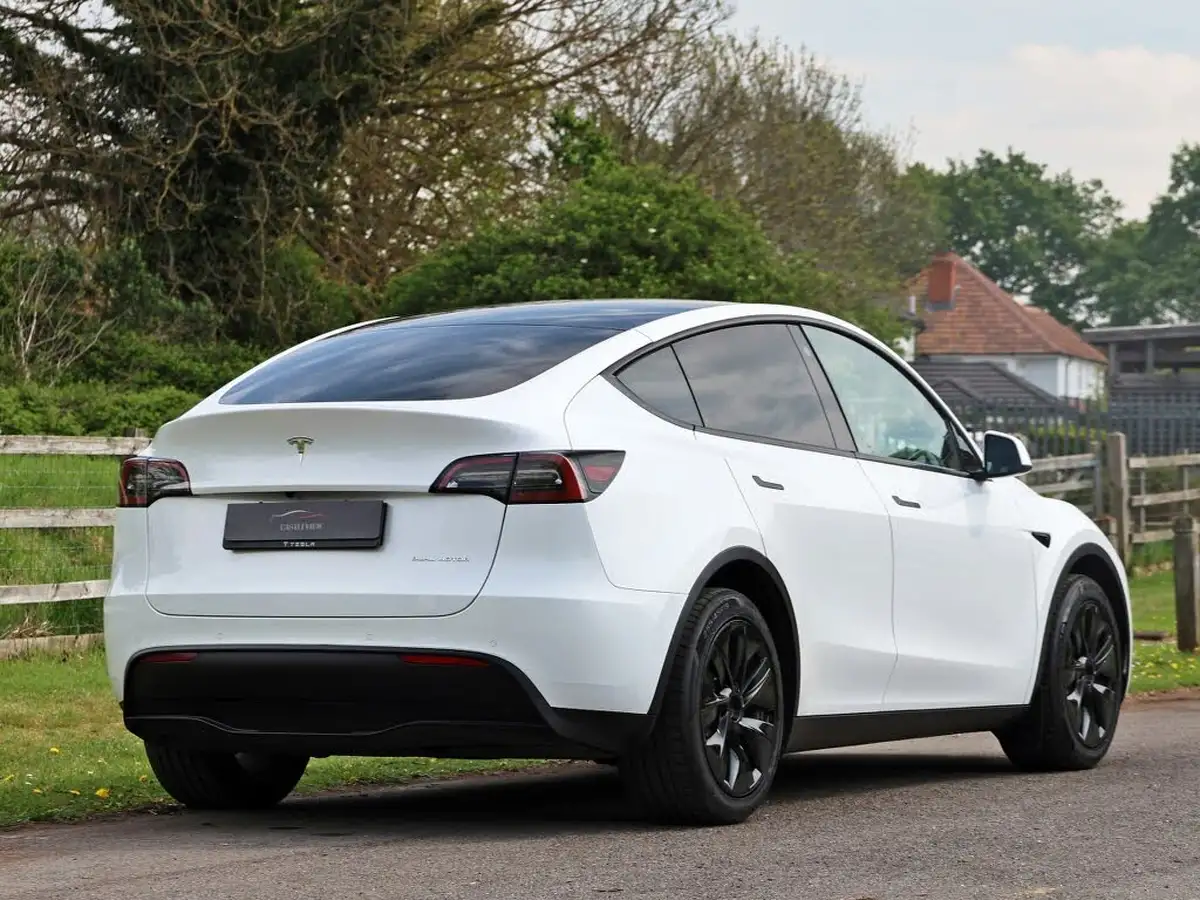 2022-tesla-model-y-e-long-range-big-34